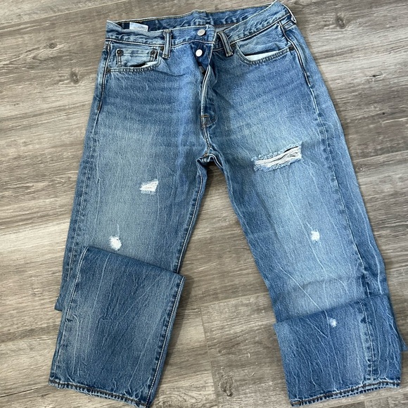 Levi’s 501 Classic Blue Men's Jeans distressed button fly 34/34 100% Cotton - Picture 1 of 6